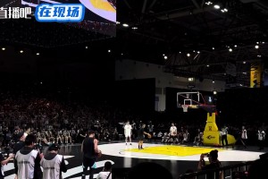 澳门·银河娱乐-库里训练营第三日：超远三分信手拈来 换手绕腰拉杆上篮一气呵成